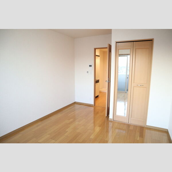 K・Uイールス302号室 クローゼット扉に姿見鏡