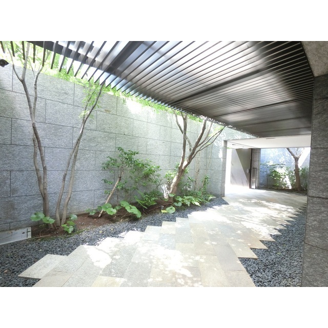 南青山テラス常盤松フォレストC棟 柔らかな光が降り注ぐエントランスアプロー