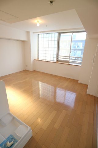 プライムアーバン四谷外苑東1302号室 リビング