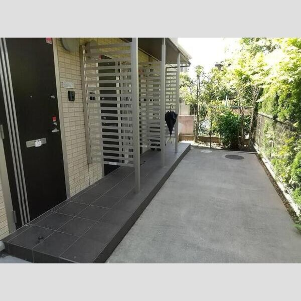 ガーデンハウス　C エントランス