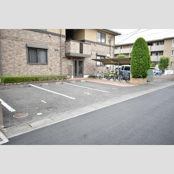 ウィスタリア　E 駐車場