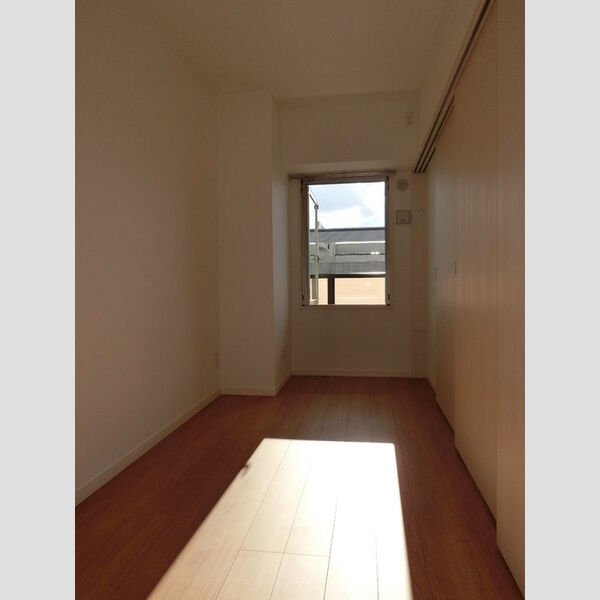 YamazakiSekiyuBLD901号室 引戸を閉めた状態の居室です♪