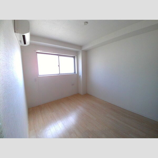 ジ・エレガンス城山101号室 エアコン完備の洋室