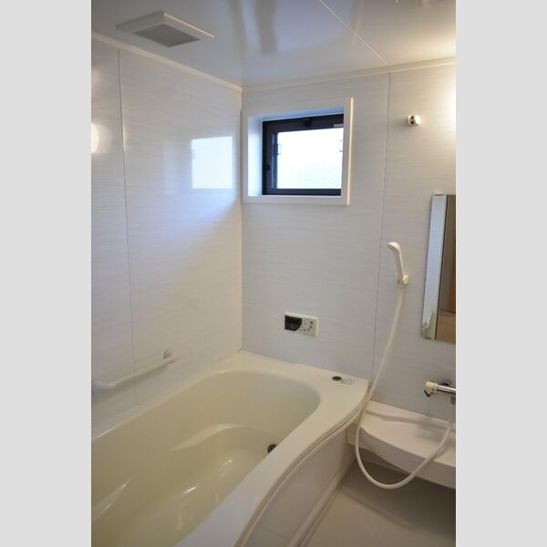 リビングタウン三橋西　A202号室 窓付バスルーム
