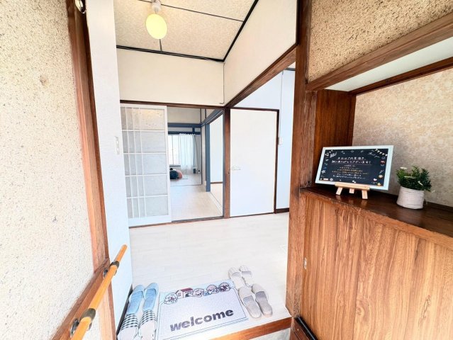 木洩れ日とそよ風のなごみの家 明るく開放的な玄関！シューズボックス付き！