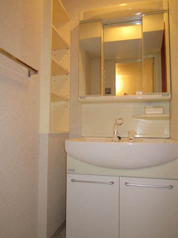 グランド・ガーラ横浜関内2階 スタイリッシュなデザインの独立洗面化粧台