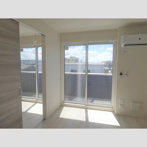 ベルクレスト301号室 LDKから洋室4帖