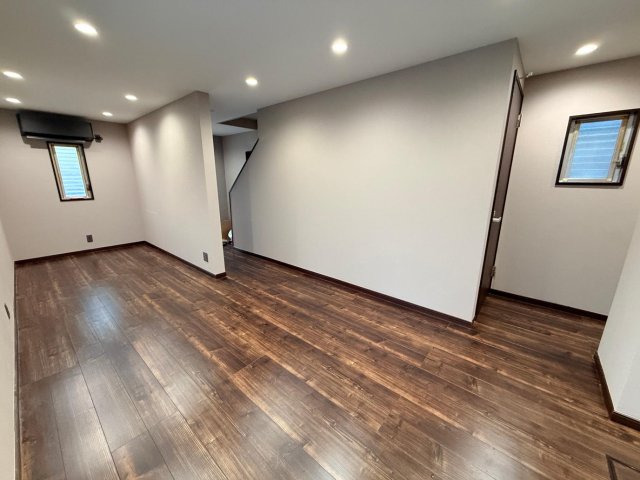 吹き抜け天井と広々LDKを備えたラグジュアリー住宅 間接照明と大型鏡で奥行き演出、上質感漂う居住空間