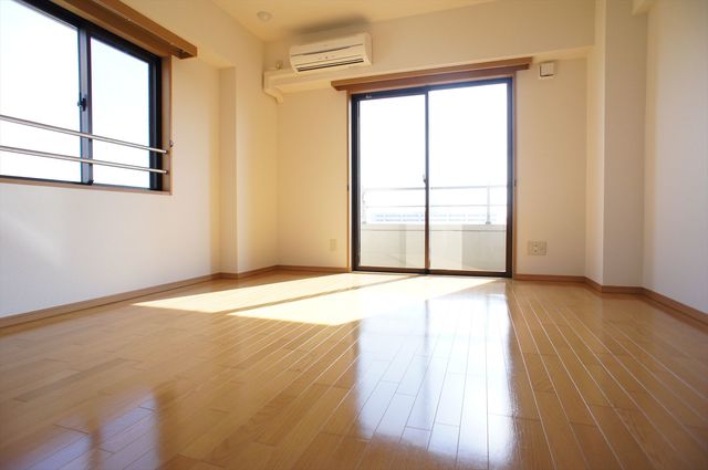 エクセルグランデ高洲0501号室 南向きの明るい洋室は、ゆったり9.1帖です