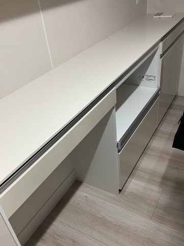 広尾アパートメント304号室 キッチン背面の収納設備