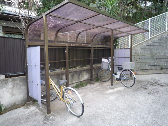 コーポラス久保2階 屋根付駐輪場です☆