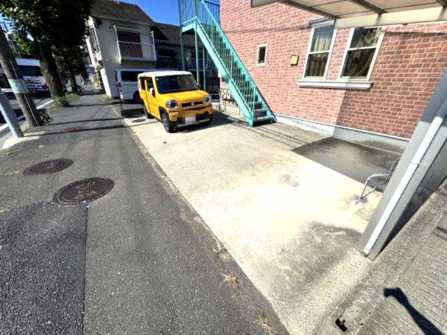 カーサリーラ202号室 駐車場
