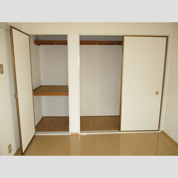 ラヴェニュ　E E102(物入)