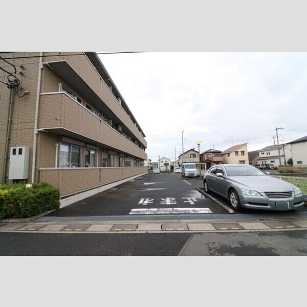 グランマルニエ301号室 駐車場