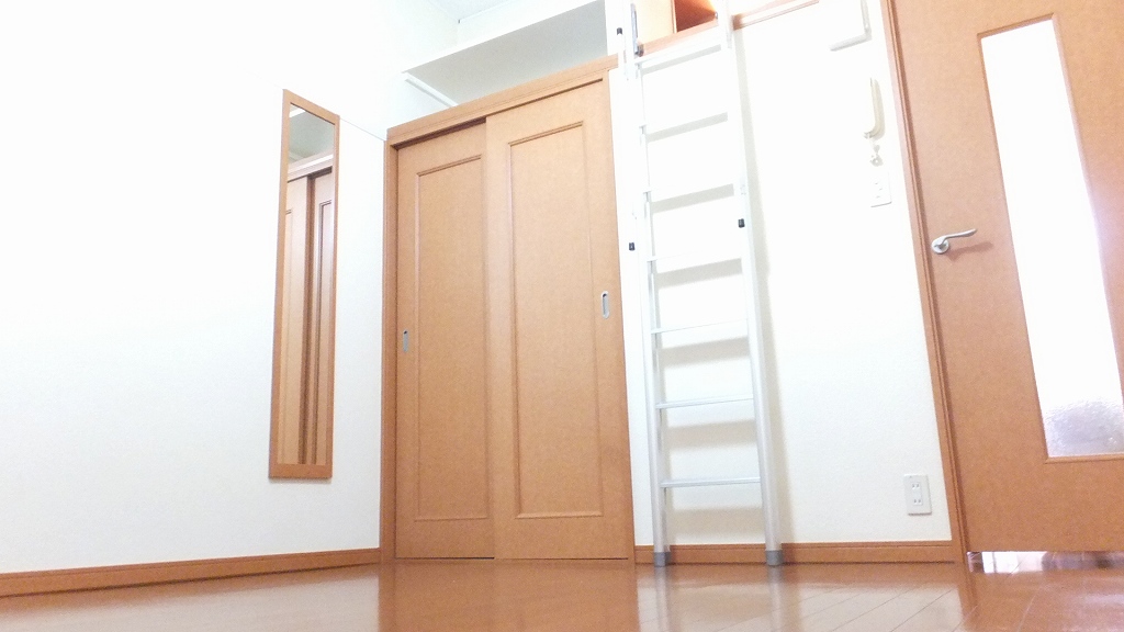 レオパレスコア101号室 1Fの床面は、フローリングです。