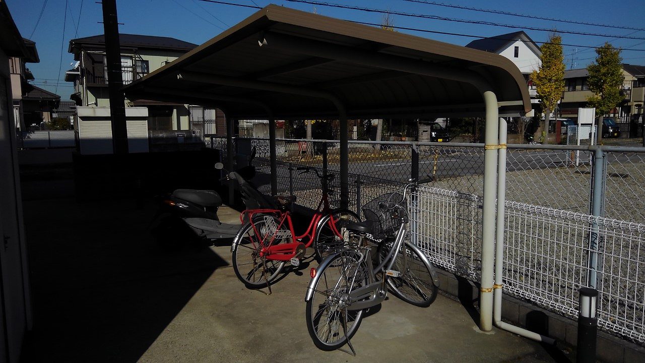 レオパレス国分寺台中央105号室 屋根付き駐輪場