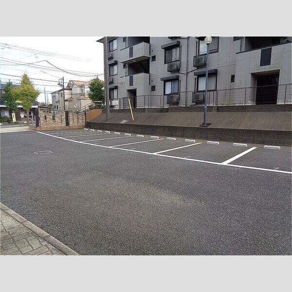 フォレストヒルズ　B 駐車場