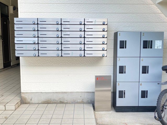 コーポ逆井213号室 新品の郵便受けと宅配ボックス6個分完備。