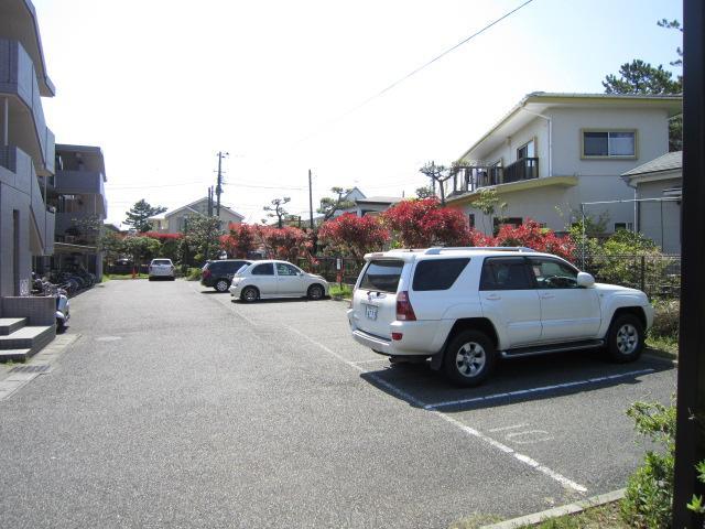 ベルデュール湘南太平台 敷地内駐車場です。