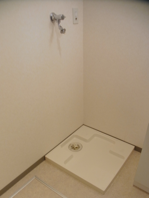 キャロンコート横浜 室内洗濯機置場　※別号室の参考写真(現況優先・仕様違いの場合あり)