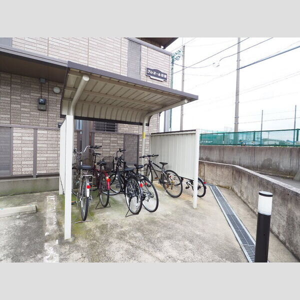 プレミール日吉C号室 駐輪場