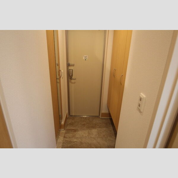 クレスト竹の塚 玄関にはミラー付シューズクローク!