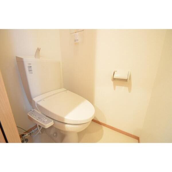 フォレストメゾン三河島101号室 トイレ