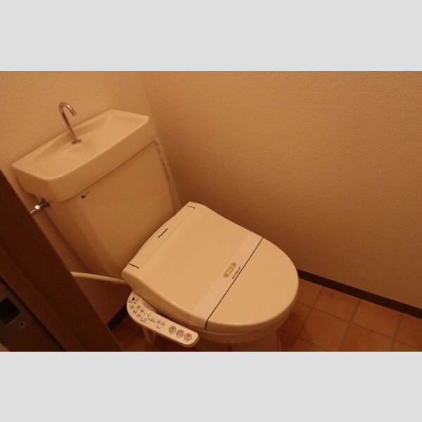 メゾンアローム 温水洗浄暖房便座仕様です