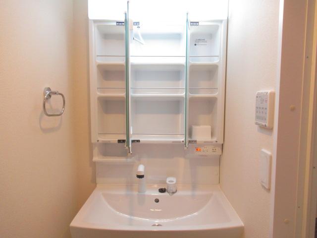 イーストガーデン202号室 洗面台裏収納