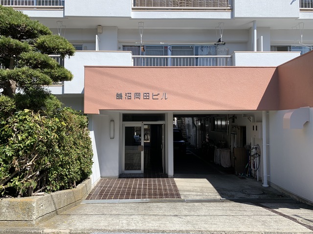鵠沼岡田ビル エントランス