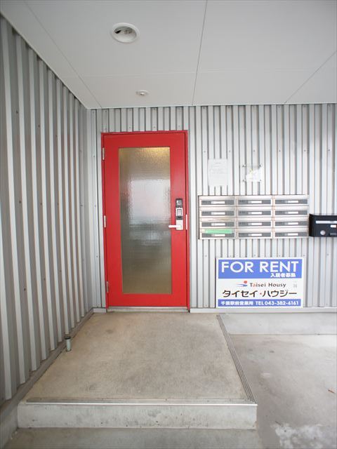 カムフォート新宿 オシャレな赤い扉が入り口です！