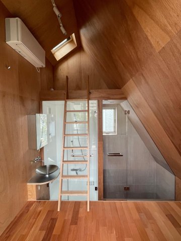 隙間の家 コンセント付きのロフトスペースがある。読書や作業にもいい！