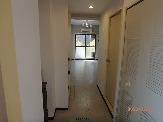 ロイヤルレゾン2階 玄関