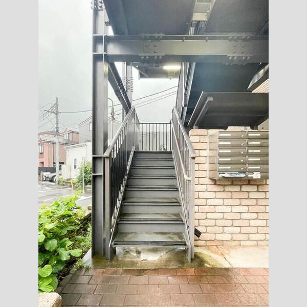 ソレイユ氷川台 階段