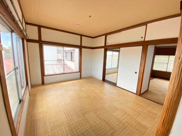 アルファ横浜 2階寝室の押入れは大型鏡つき。普段は襖の内側に隠れてます