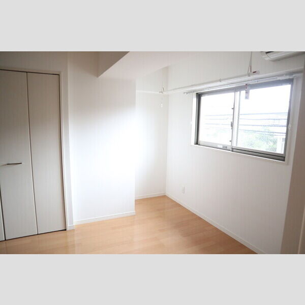 ラフレ東川口203号室 洋室(5.7帖)