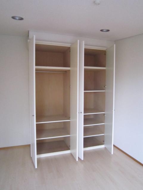 カーサ湘南 ８．６帖洋室の収納です。