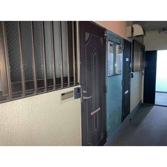 MKセンタービル202号室 玄関