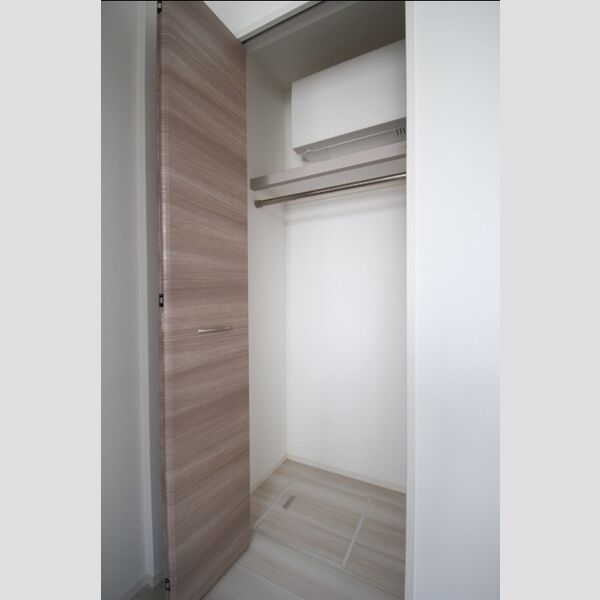 ノーバヤ　カナヤ101号室 クローゼット