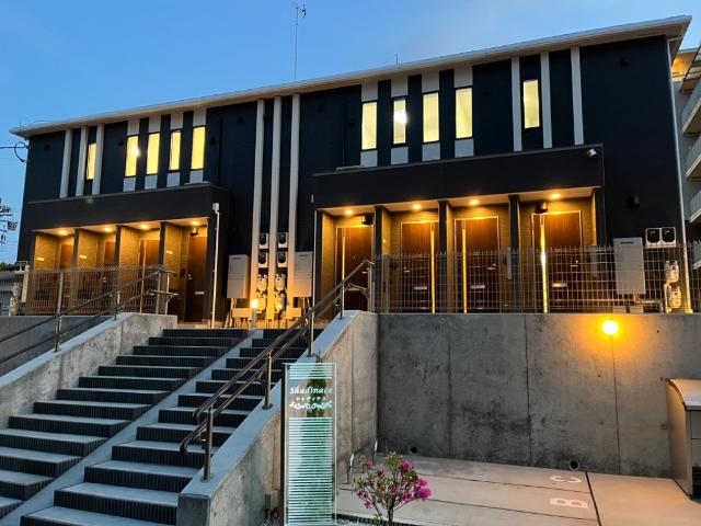 シャディナス 外観写真（夜）