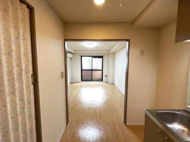 エポックハイム２０００ キッチンから見た洋室