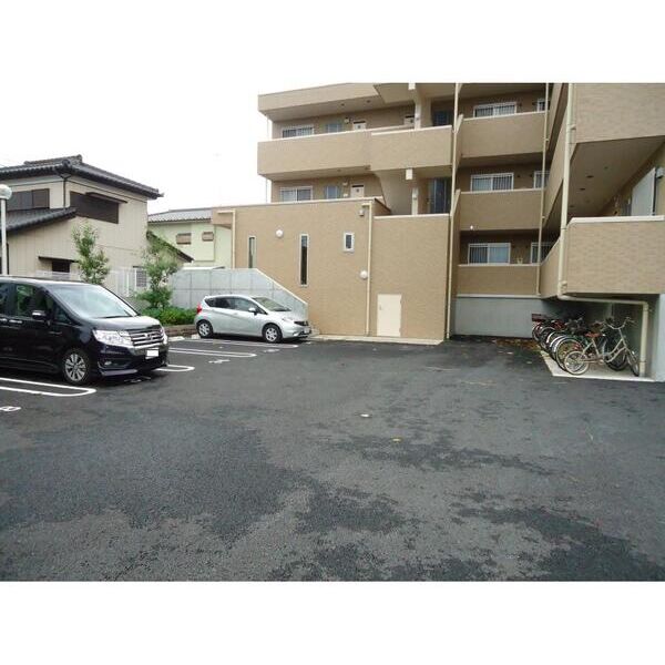 マナブライトン・フロント301号室 駐車場