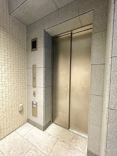 ライオンズ東京三ノ輪ミレス9階 エレベーター前　※2023年9月撮影