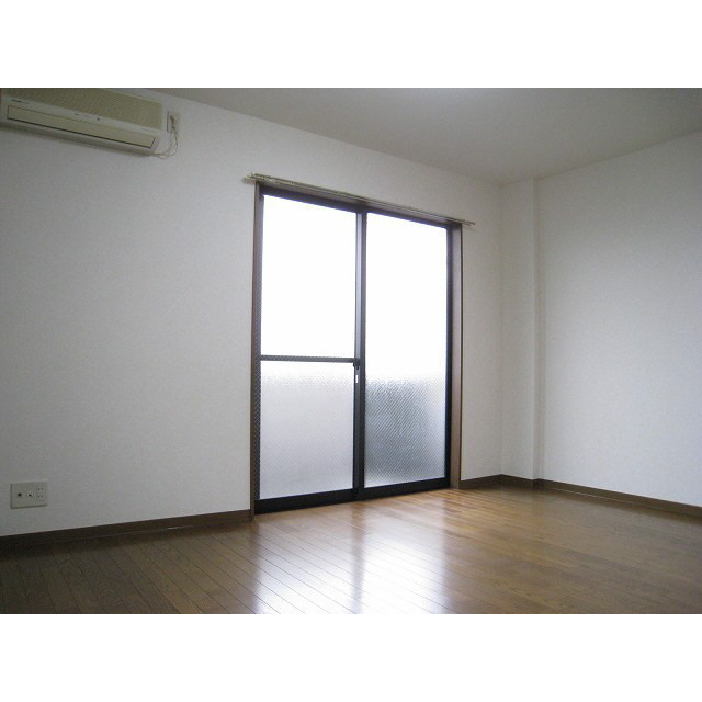 アンプルールリバーサイド リビング