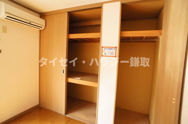 ガーデンヒルズ国分寺台Ｂ棟 洋室の収納は横に広いですよ