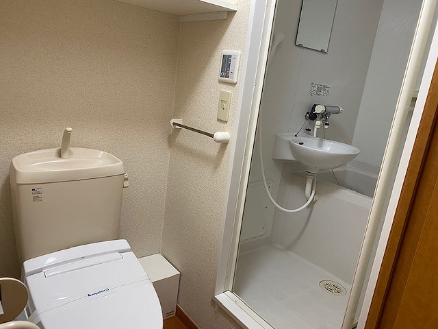 レオパレスルミエールエスト204号室 温水洗浄便座