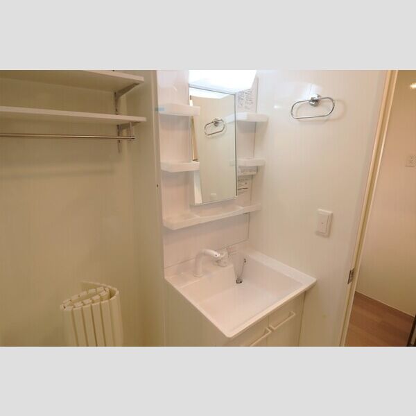 マ・メゾン鵠沼花沢　B 洗面室の洗濯機スペース上部に収納棚があります