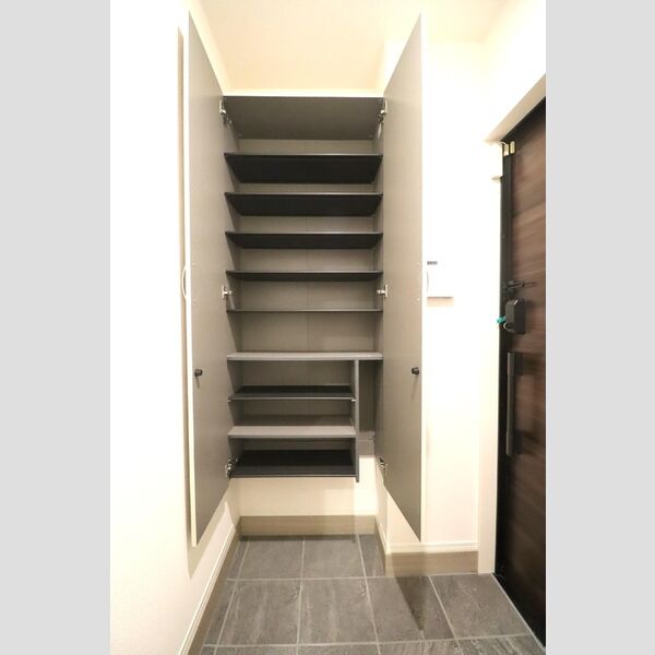 セレスティア小豆沢103号室 玄関・シューズボックス