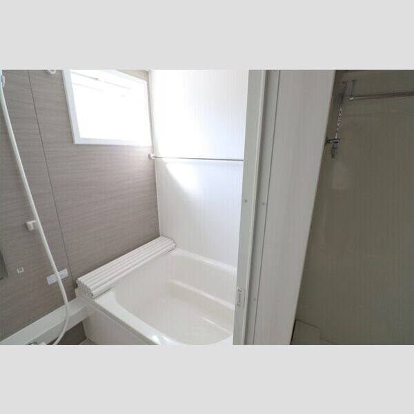 クレール 窓付きの浴室