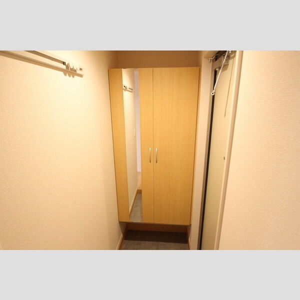 クレールⅧ203号室 玄関には大容量のシューズBOXあります